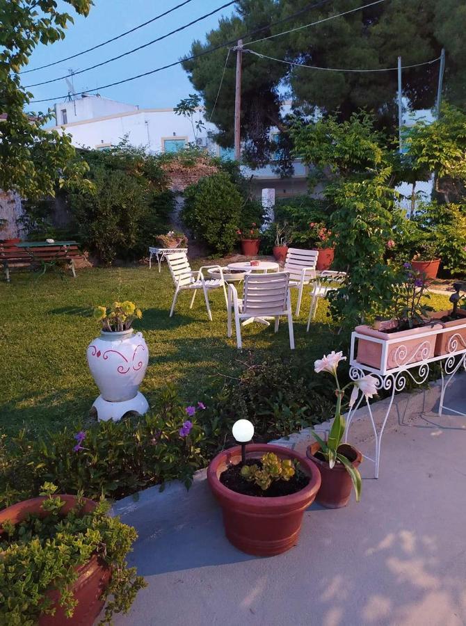 Finikas Rooms Agia Marina  Eksteriør bilde