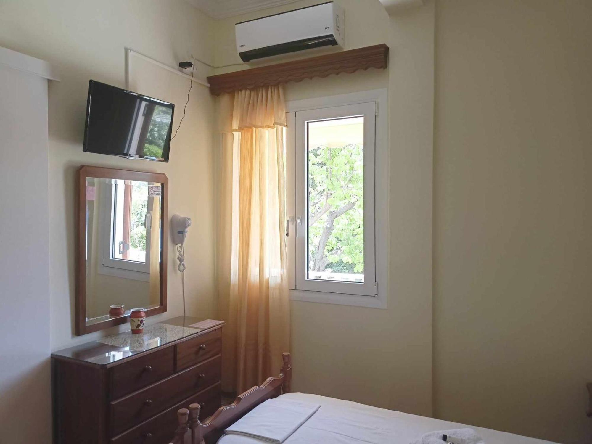 Finikas Rooms Agia Marina  Eksteriør bilde