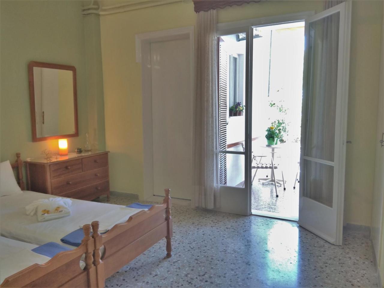 Finikas Rooms Agia Marina  Eksteriør bilde