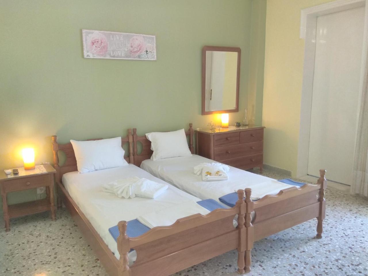 Finikas Rooms Agia Marina  Eksteriør bilde