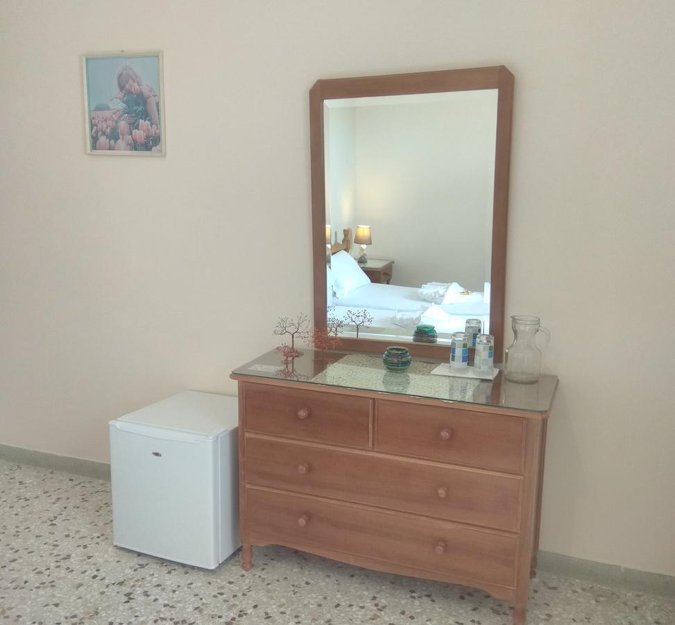 Finikas Rooms Agia Marina  Eksteriør bilde