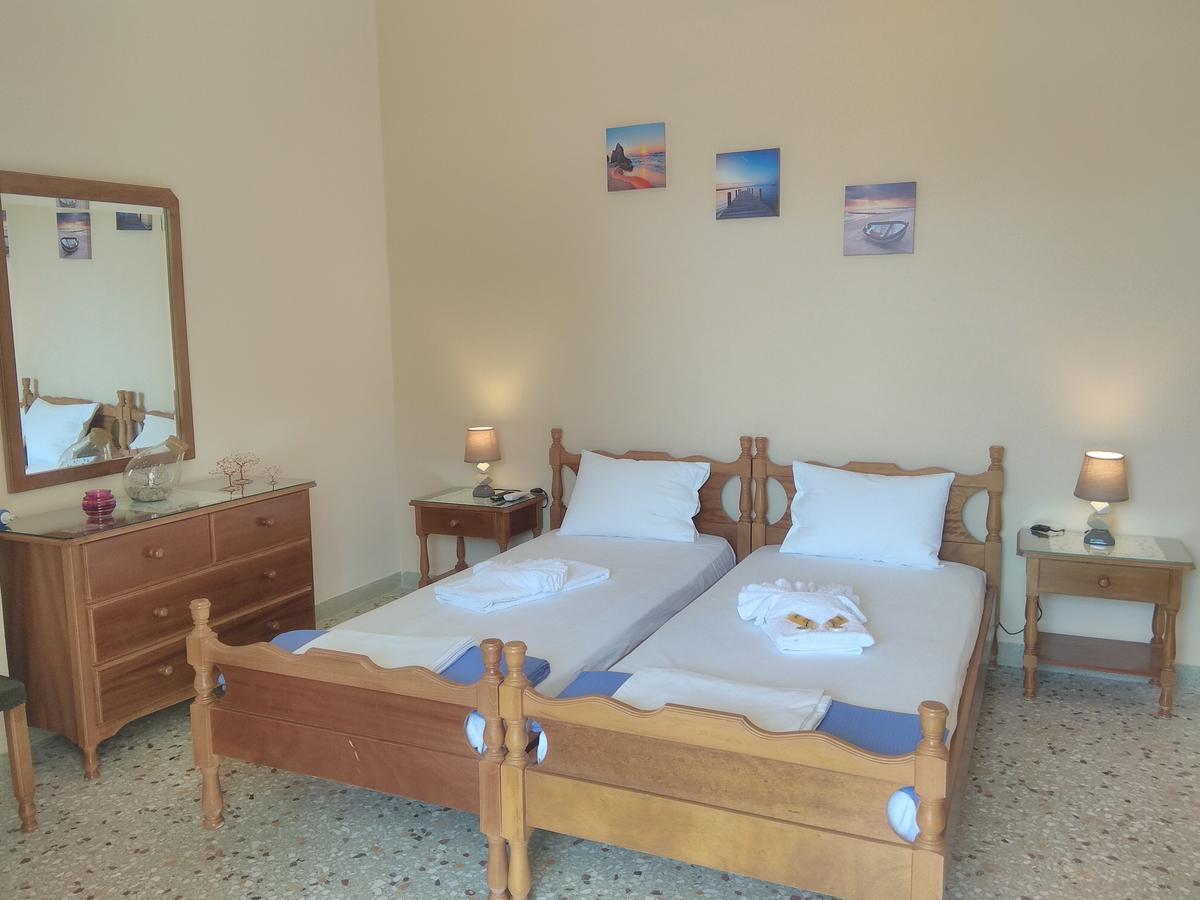 Finikas Rooms Agia Marina  Eksteriør bilde